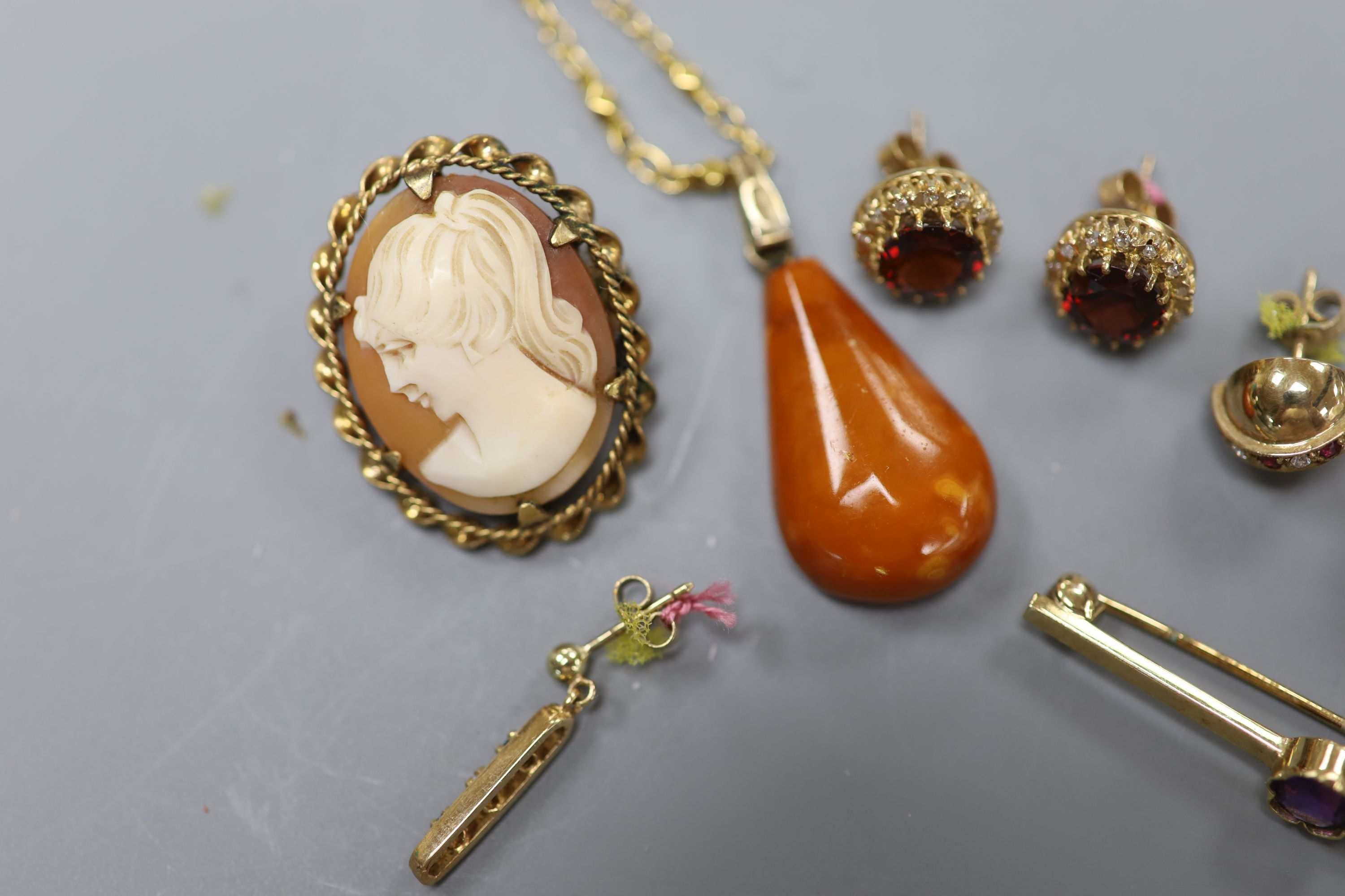 Four assorted modern pairs of 9ct gold & gem set ear studs, a 9ct and amethyst bar brooch, amber pendant and rolled gold cameo brooch